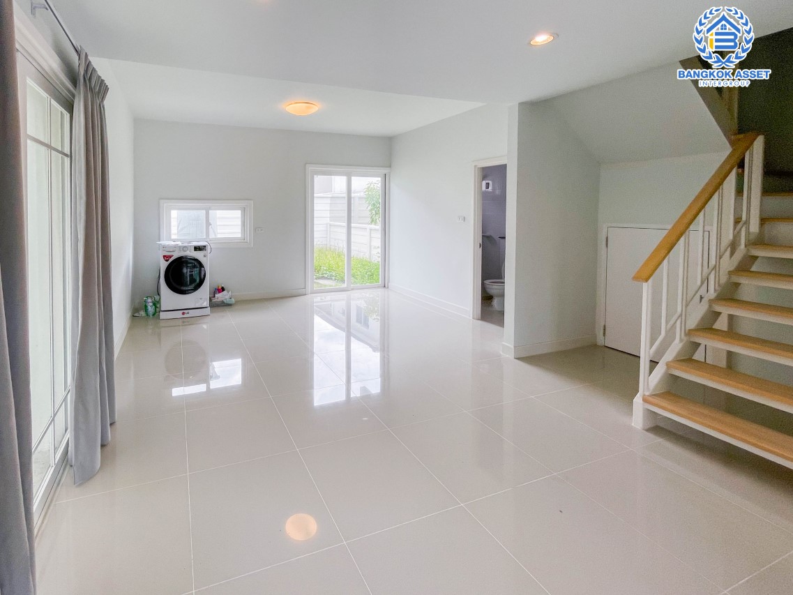 บ้านแฝดมือสอง ม.เดอะวิลเลจ กาญจนาภิเษก-ราชพฤกษ์2 เนื้อที่กว้าง 36.90 ตร.ว. ฟังก์ชัน 3 ห้องนอน 2 ห้องน้ำ 2 ที่จอดรถ บ้านสภาพใหม่พร้อมเข้าอยู่ ตั้งบนทำเลแห่งการเดินทาง เชื่อมต่อถนนบางกรวย-ไทรน้อย, ถนนกาญจนาภิเษก, ถนนชัยพฤกษ์ จองด่วน!